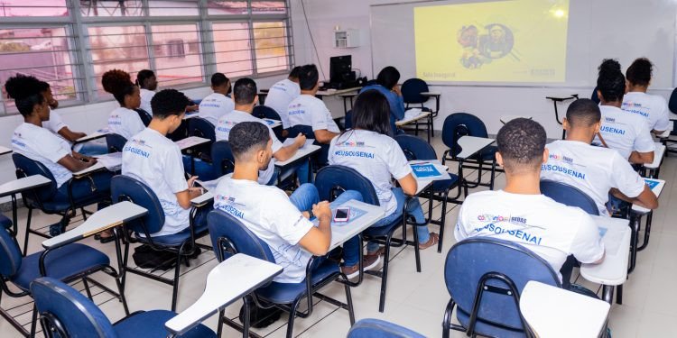 Prefeitura realiza aula inaugural para novos alunos dos cursos no SENAI