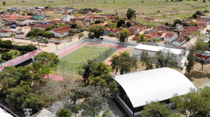 Governo do Estado entrega obras de educação, infraestrutura e esporte, em Itanhém