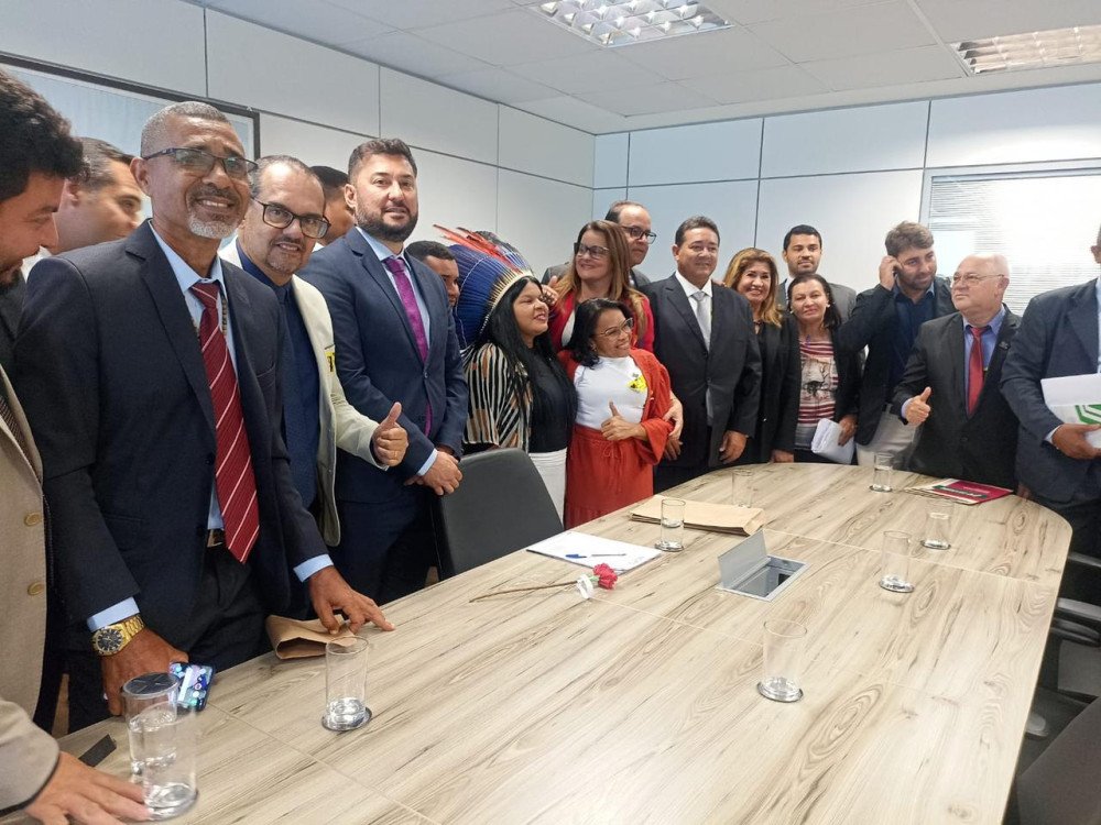 Buscando recursos para Bastião, Vice-prefeito Luciano Lago participa de marcha da UVBA em defesa dos municípios.