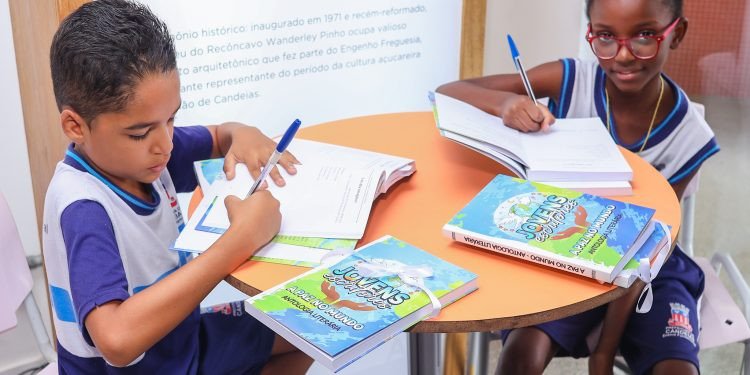 Candeias: De leitores a autores, estudantes da rede de ensino de Candeias lançam livro “A Paz no Mundo”