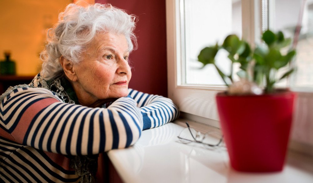 Um terço dos idosos brasileiros relatam sintomas depressivos e 16% sentem solidão