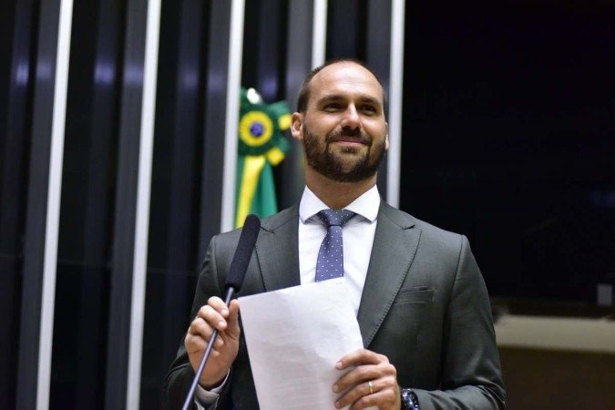 Relator governista pede para arquivar denúncia contra Eduardo Bolsonaro