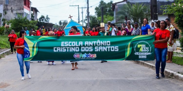 Candeias: População prestigia desfile cívico no distrito de Passé