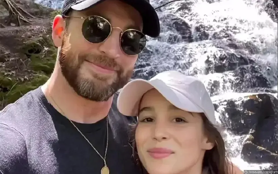 Chris Evans se casa com atriz luso-brasileira; conheça