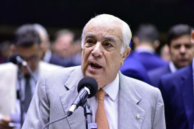 PEC da Anistia é adiada, com acusação de proteção ao partido de Bolsonaro