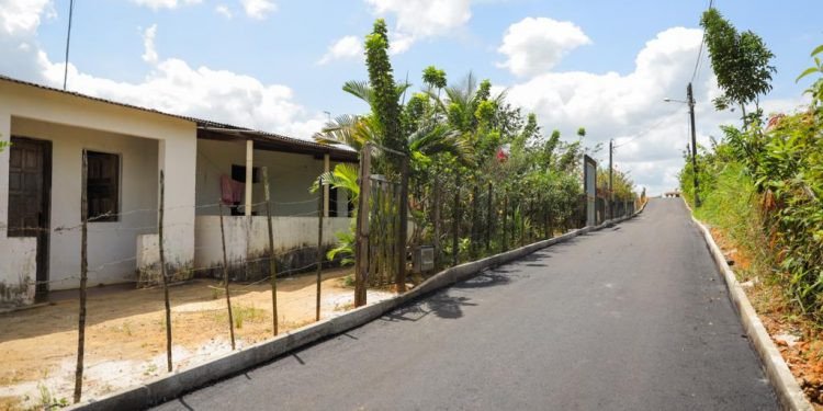 Candeias: Após décadas, Rua da Gameleira e Ana Neri recebem banho de asfalto