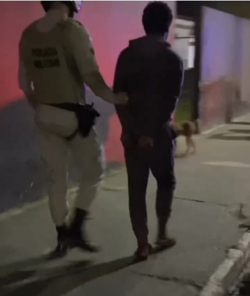 Guarnição da 10ª CIPM prende homem que esfaqueou três pessoas em Candeias; uma das vítimas morreu.