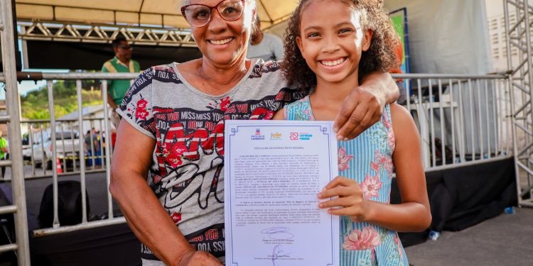Candeias: Moradores recebem título de posse e comemoram: “Agora a Casa é Minha”