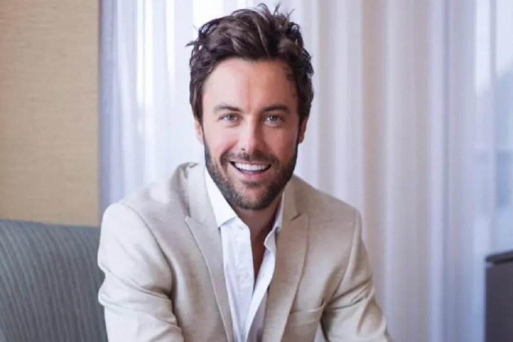 Ator Kayky Brito recebe alta da UTI e está consciente