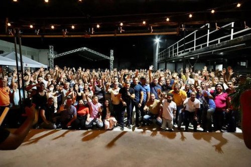 Vereador Flavio Matos é recebido por multidão calorosa após reunião que o anunciou como possível sucessor do Prefeito Elinaldo Araújo .