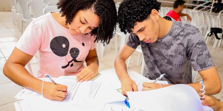 Candeias: Prorrogadas as inscrições para o Programa Bolsa Universitária