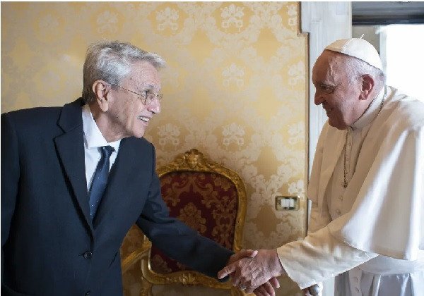 Caetano entrega carta ao Papa com ‘pedido de socorro’ e fala sobre violência na Bahia