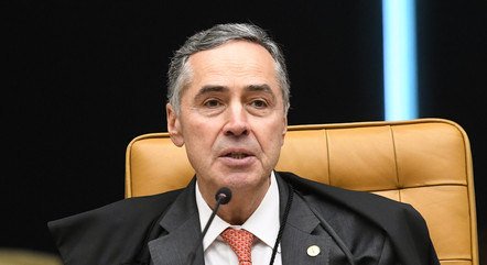 Em discurso de posse, Barroso agradece a ex-presidente Dilma pela indicação