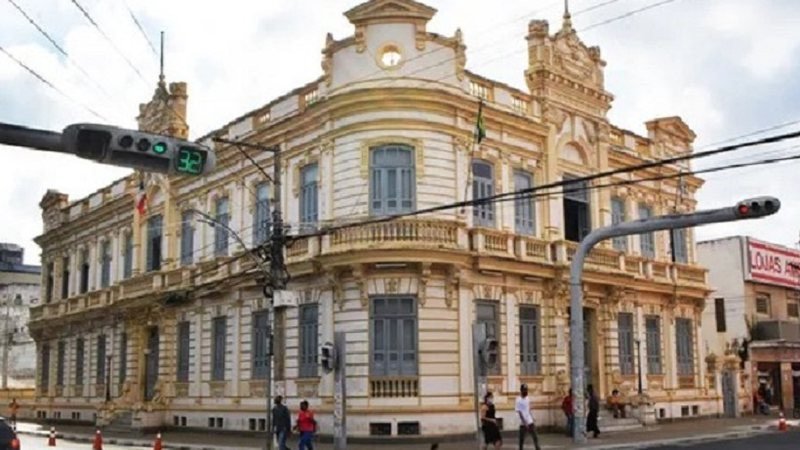 Prefeitura de Feira de Santana firma contratos milionários com institutos de saúde por dispensa de licitação