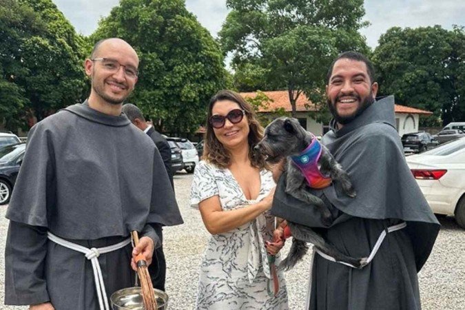 No dia do protetor dos animais, Janja levou Paris e Resistência para serem abençoados