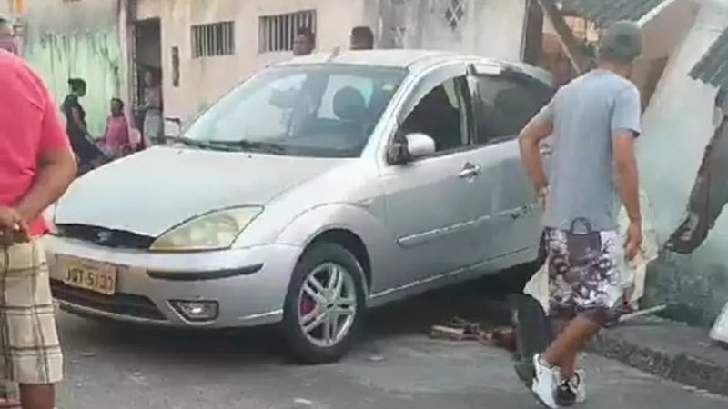 Mulher morre após ser atropelada por carro dirigido por adolescente