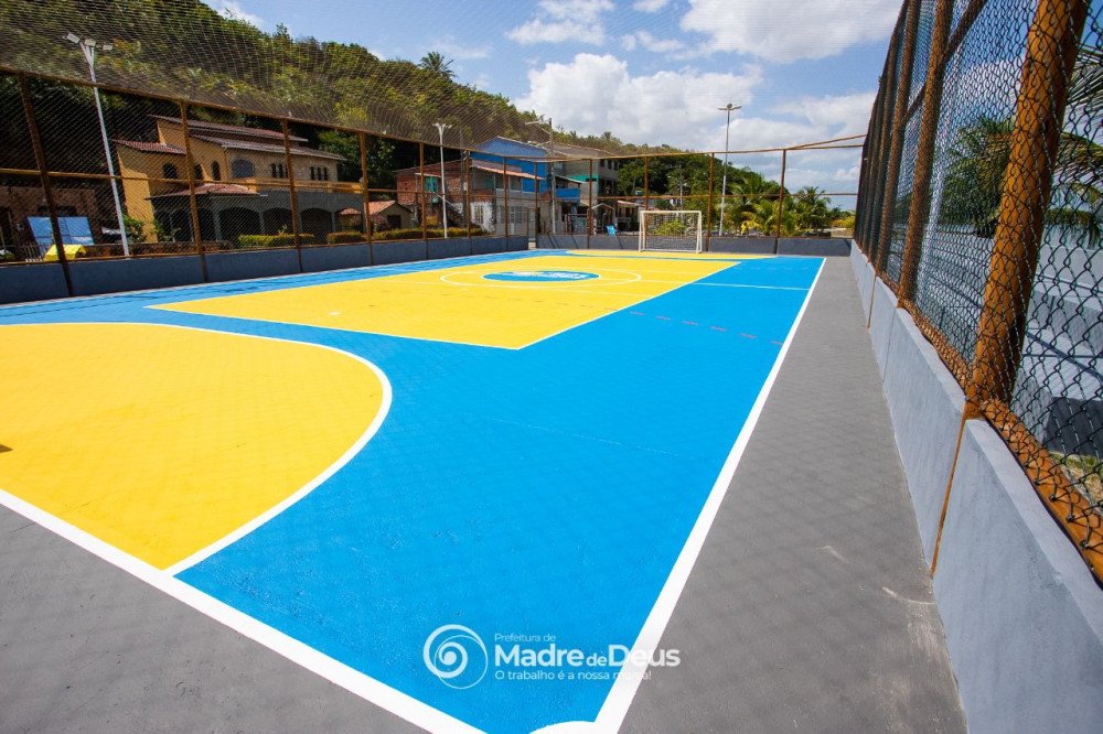 Madre de Deus: Prefeitura entrega Quadra Poliesportiva de Maria Guarda reconstruída e assina ordem de serviço para 10 equipamentos esportivos