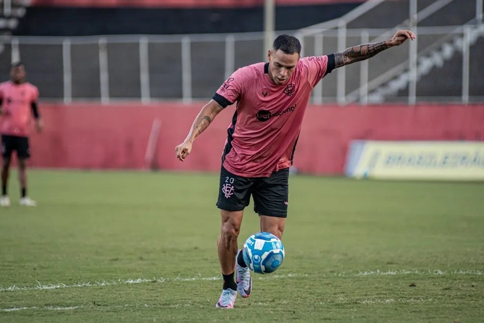 Vitória realiza último treino antes da viagem à Santa Catarina