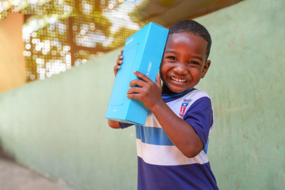 Candeias: Município inicia entrega de tablets para alunos da Rede Municipal de Educação