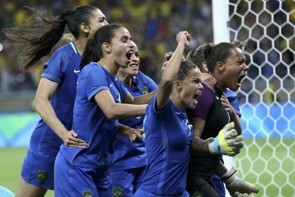 Brasil supera Austrália nos pênaltis e vai à semifinal do futebol feminino