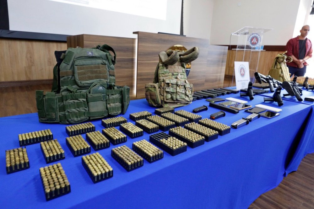 Fuzis, pistolas, coletes e 3 mil munições são apreendidos após fuga de detentos