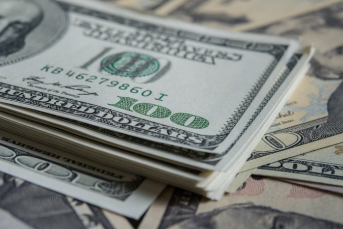 Dólar fecha abaixo de R$ 5 nesta terça, na quarta queda consecutiva