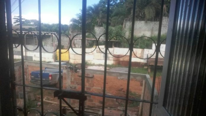 MADRE DE DEUS: VIATURA DA PM BATE EM MURO DE RESIDÊNCIA NA QUITÉRIA VELHA