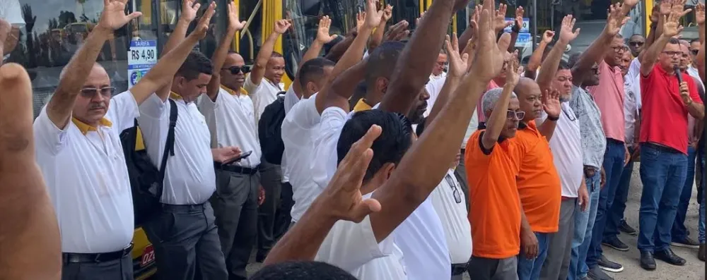 Rodoviários decretam estado de greve após assembleia nas garagens