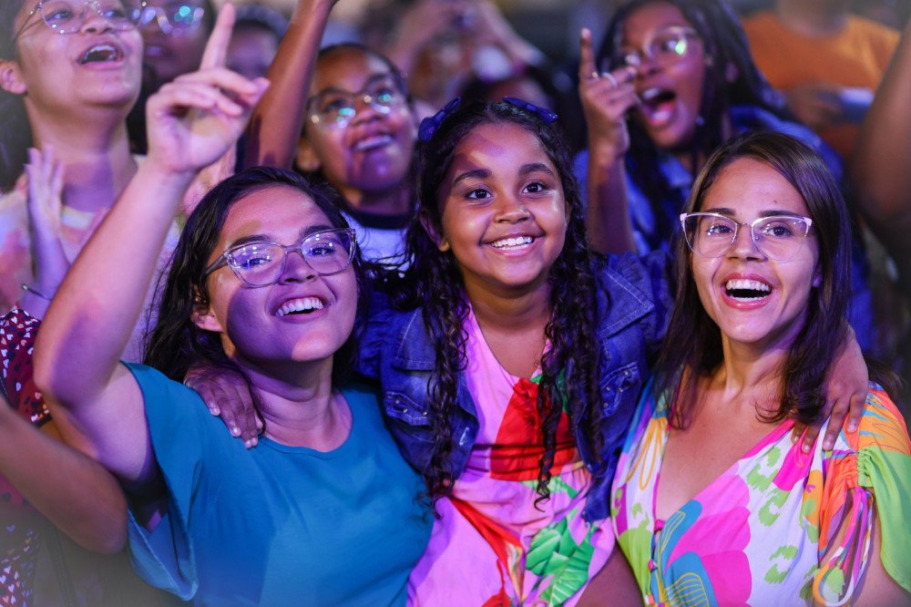 Candeias: Midian Lima, Banda Som e Louvor e pratas da casa animam a 1ª noite da semana evangélica