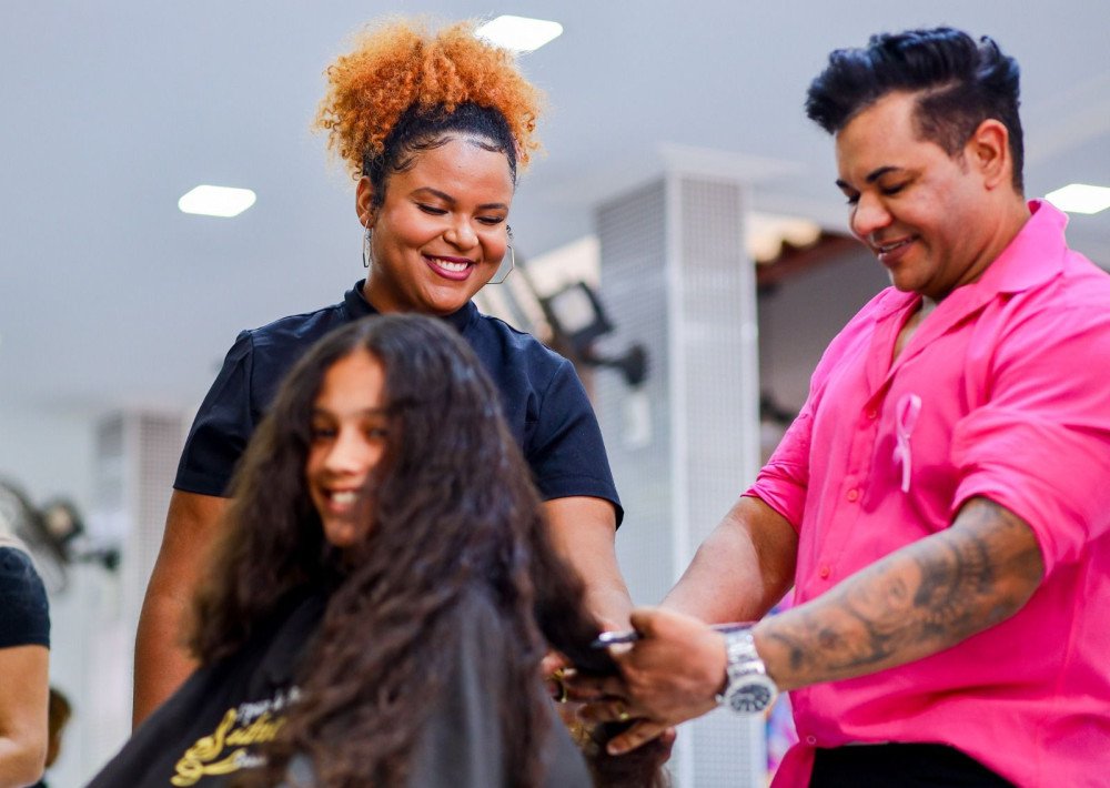 Outubro Rosa: Prefeitura arrecada mechas de cabelos para mulheres na luta contra o câncer