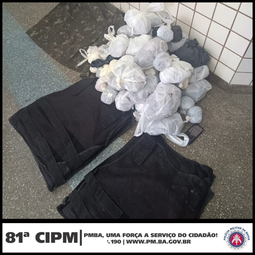 PM apreende drogas e coletes em Lauro de Freitas