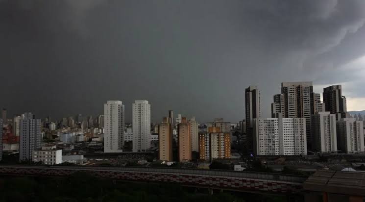 5º dia de apagão: 200 mil imóveis continuam sem energia elétrica na Grande São Paulo.