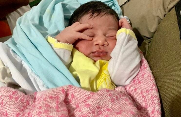 Bebê recém nascido abandonado em sacola plástica em Catu