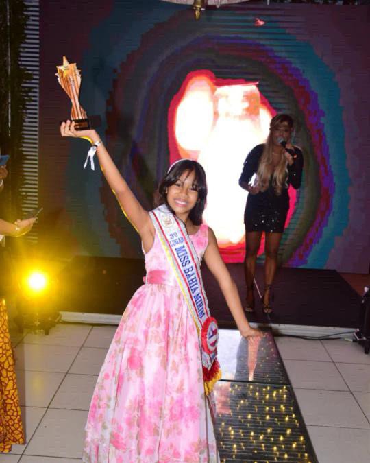 Pequena Heloísa ganha troféu destaque mirim em premiação em Salvador.