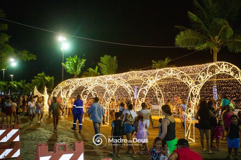 Com chegada de Papai Noel em helicóptero, Madre de Deus apresenta arrumação natalina