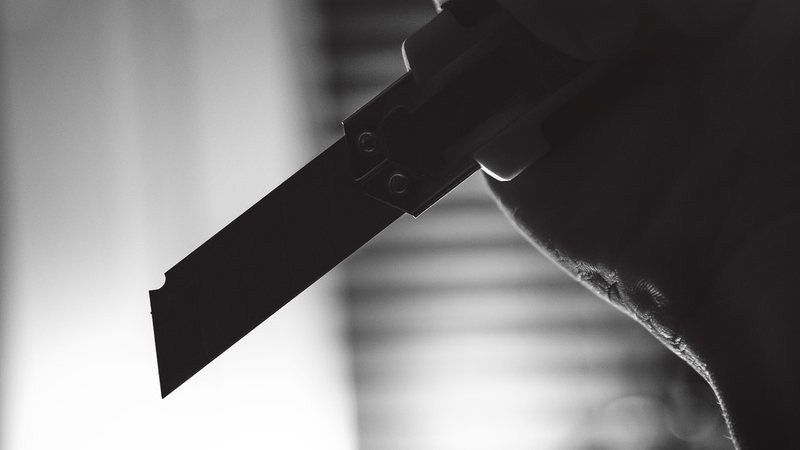 Mulher corta pênis do marido e joga na privada após descobrir traição