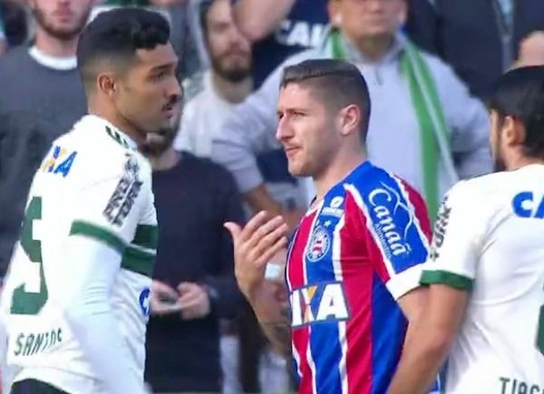 Bahia segura Coritiba e entra no G-6 do Brasileirão