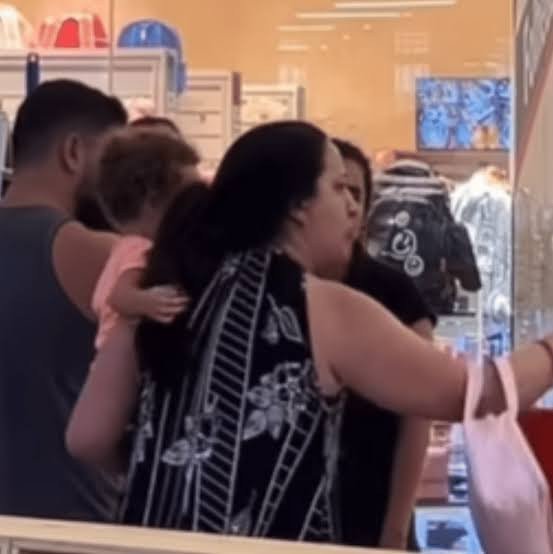 Cliente ofende faxineira de shopping: “Eu sou rica, você é analfabeta”