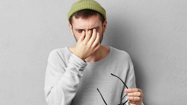 Sente o olho tremer? Pode ser um pedido do corpo para mudar hábitos