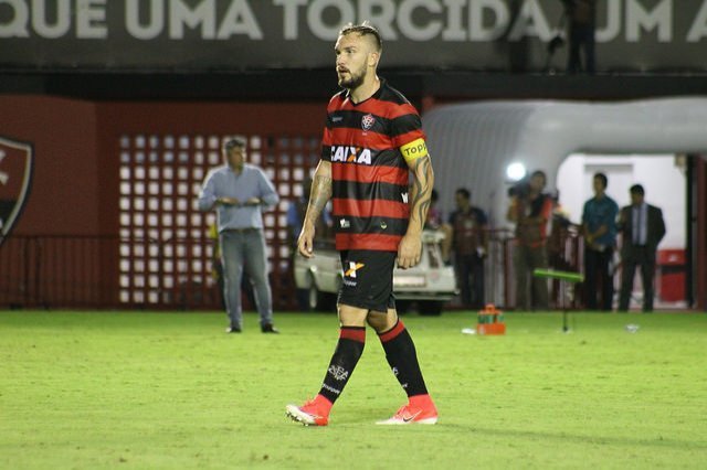 Com volta de capitão e sem artilheiro, Vitória enfrenta o Sport na Ilha do Retiro