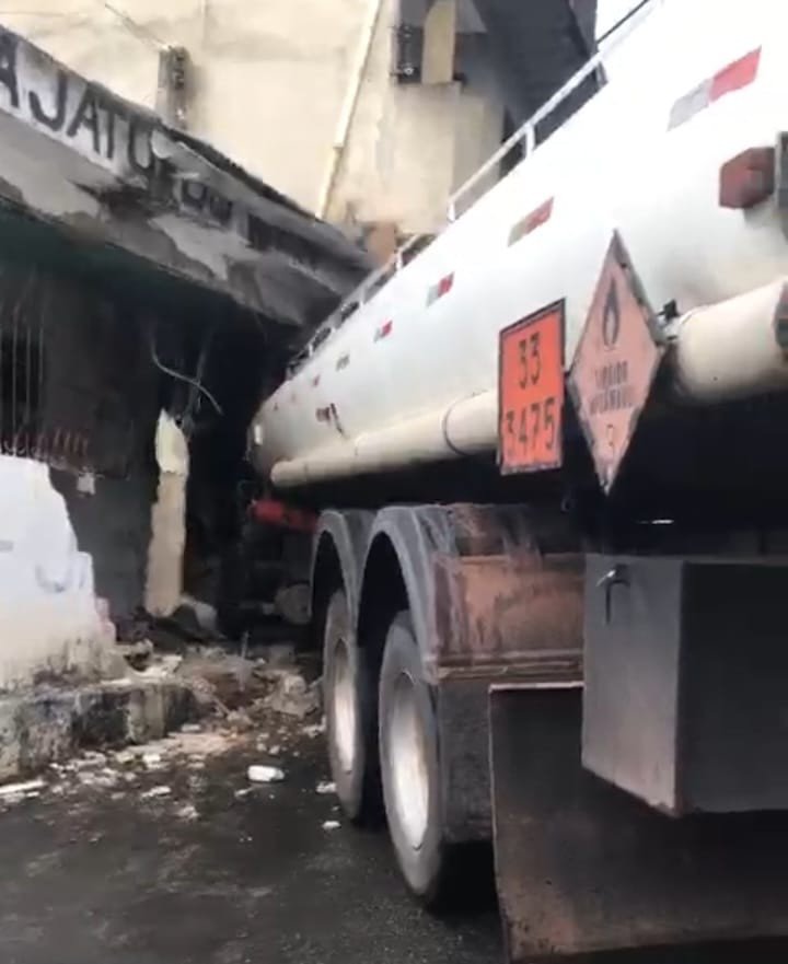Passa bem motorista que perdeu o controle de caminhão-tanque no Centro de Candeias