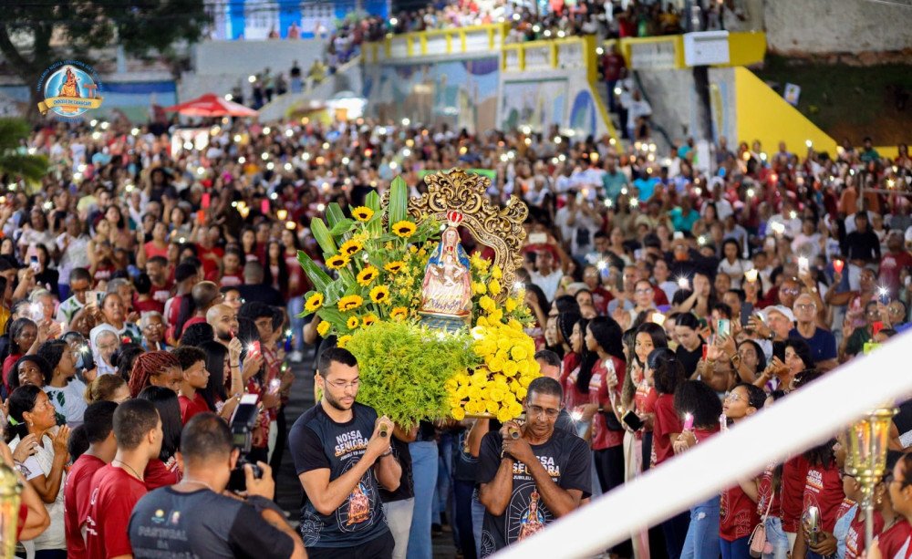 Candeias: Fiéis lotam praça da Matriz para 1ª noite do Novenário 2024