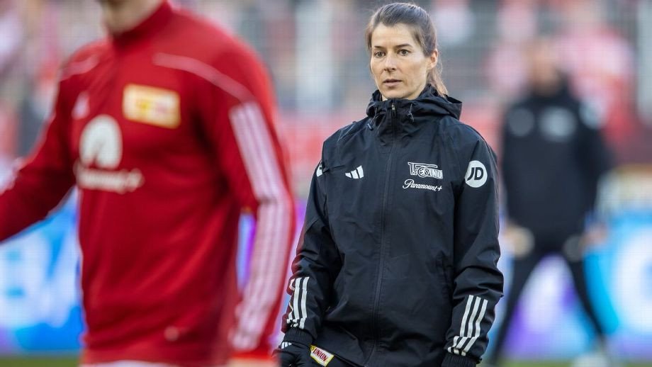 Marie-Louise Eta faz história ao ser a primeira treinadora a comandar um time masculino na elite europeia